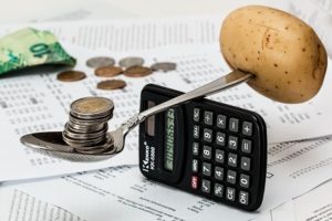 coins and potato balancing